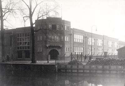 220507 Gezicht op het Oranjehuis (Nieuwekade 30) te Utrecht.N.B. Het gebouw werd op 27 november 1924 geopend. Het adres ...